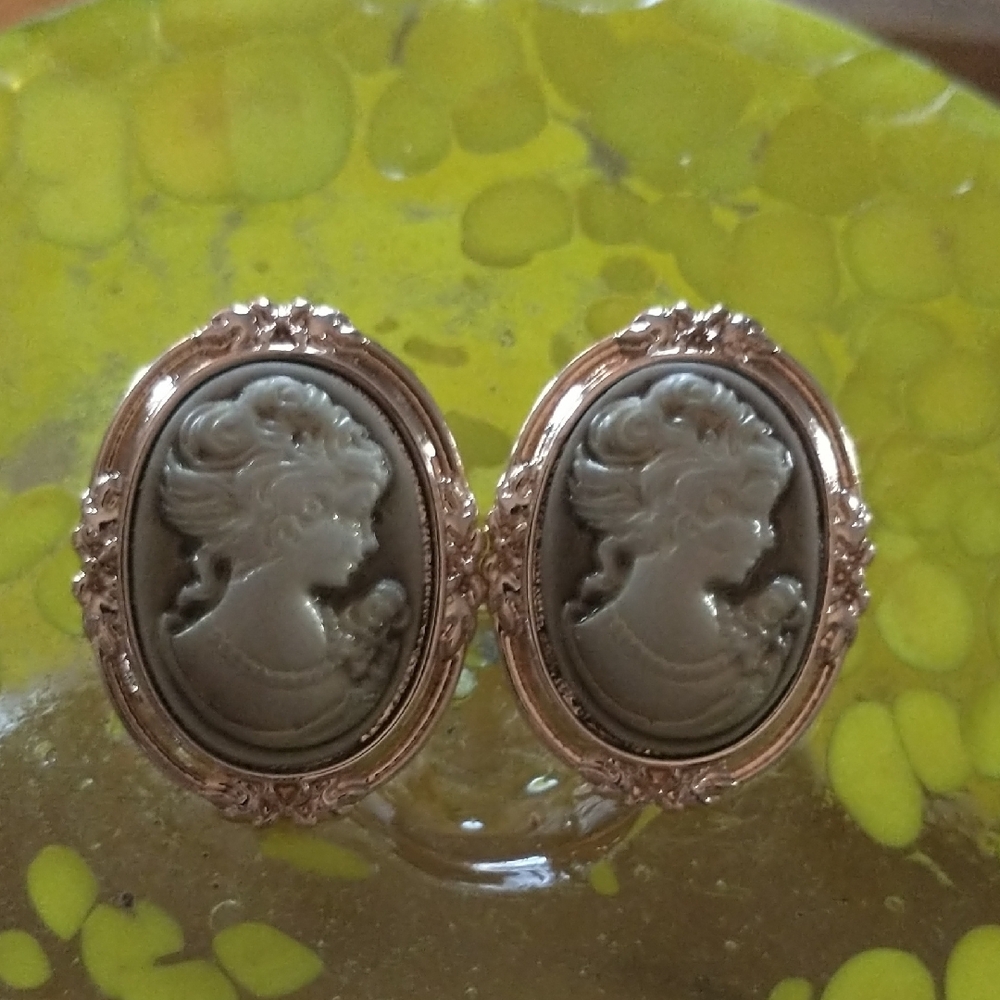 Cameo Earrings in Gold